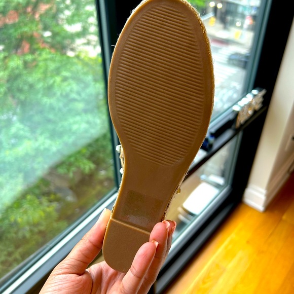 NWT - Steve Madden Rockstud Wedges in Gold - Size 8.5 - Picture 7 of 8